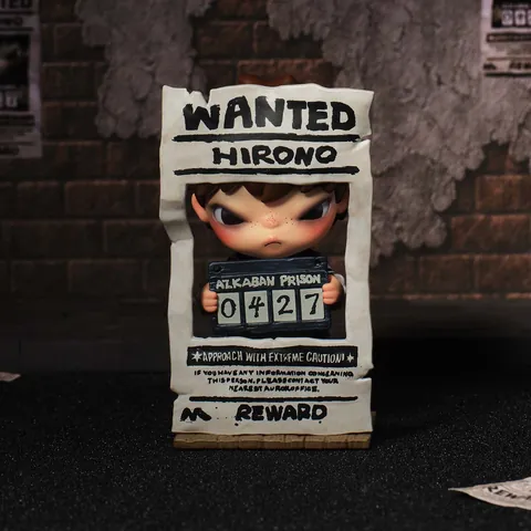 Figura de Sirius Black de Hirono x Harry Potter de POP MART dentro de un cartel de Wanted de Azkaban
