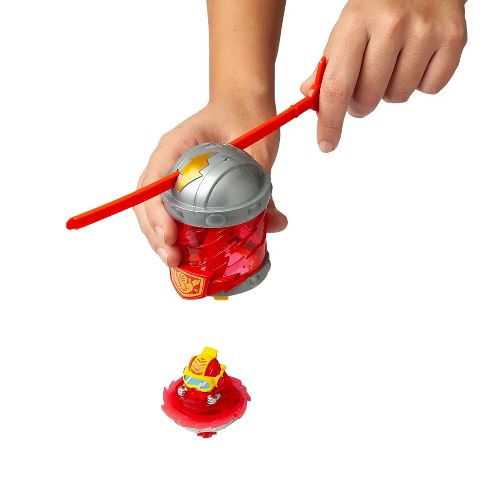 Una mano tira de la tira del Kazoom Spinner de Doc Vroom y la peonza sale disparada de la cápsula