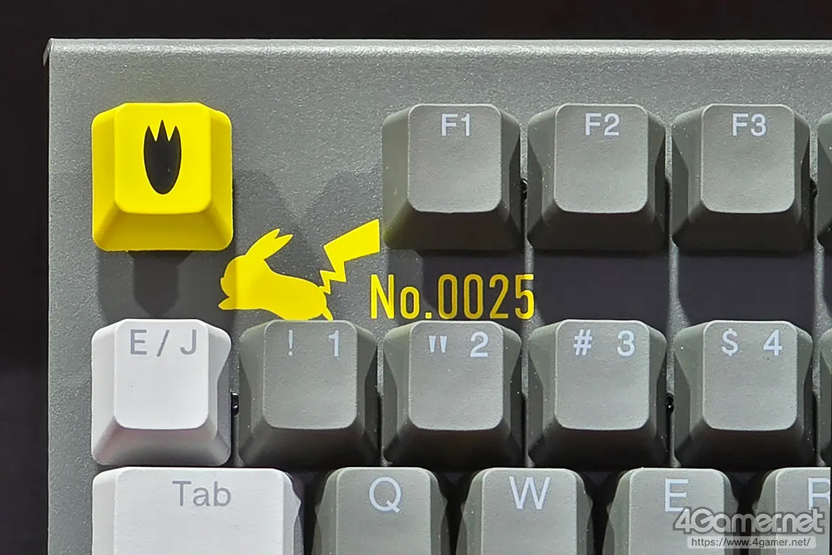 Detalle de la tecla Esc amarilla, la silueta de Pikachu corriendo y el No.0025 del teclado REALFORCE Pikachu Edition