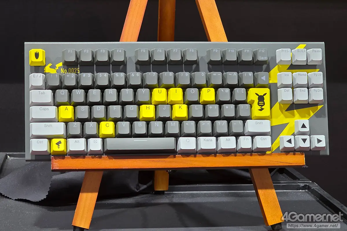 REALFORCE GX1 Plus Pikachu Edition expuesto en un atril en el stand de Topre en Tokyo Game Show 2026