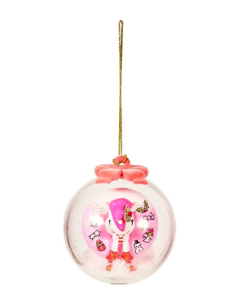 Bola de nieve de tokidoki Unicorno Holiday Sparkle separada de su base y colgada del cordón dorado como adorno de árbol