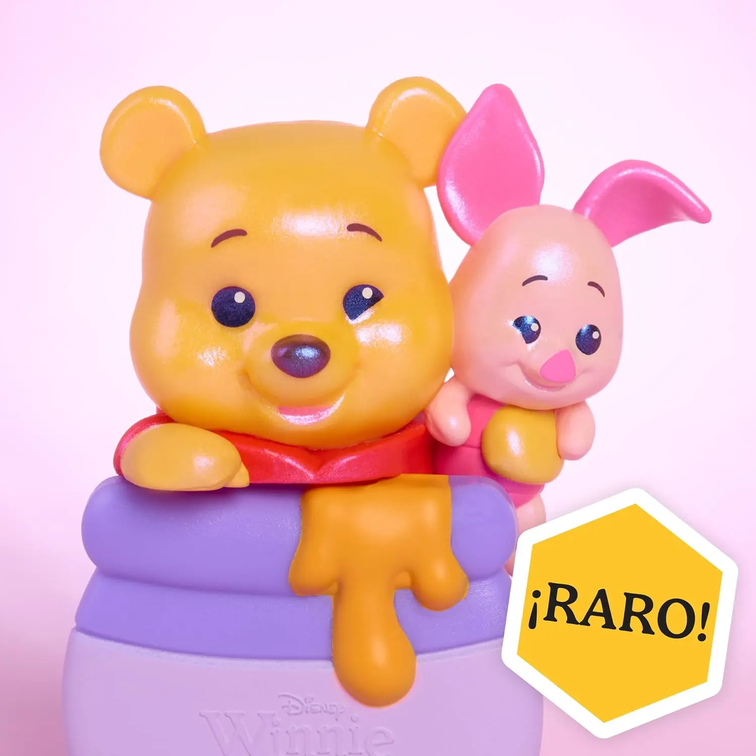 Figura chase iridiscente de Pooh y Piglet de Winnie the Pooh Attachmeez sobre tarro de miel lila