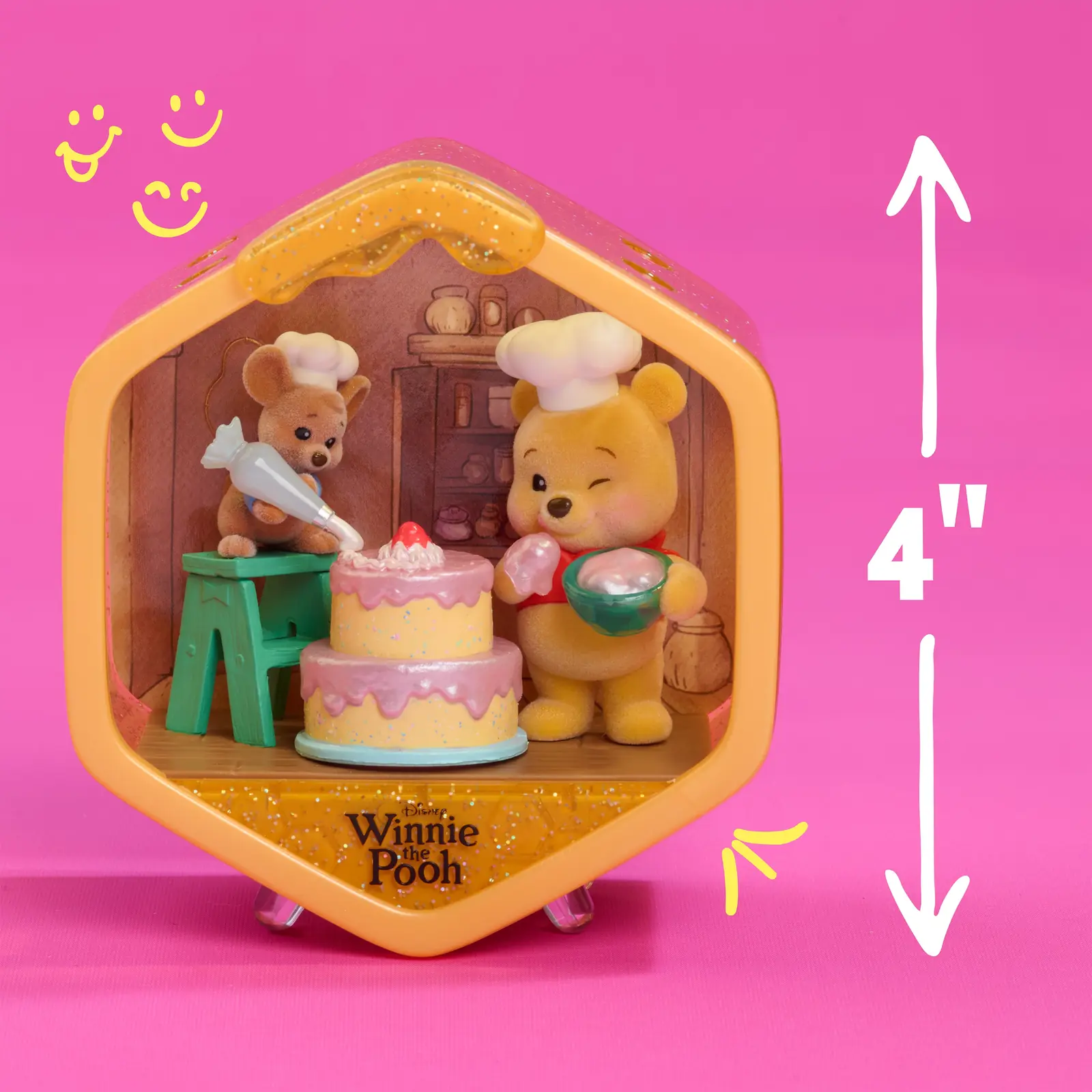 Panal de Happy Haul Honeycomb Homes con Pooh y Roo decorando una tarta, 4 pulgadas de alto