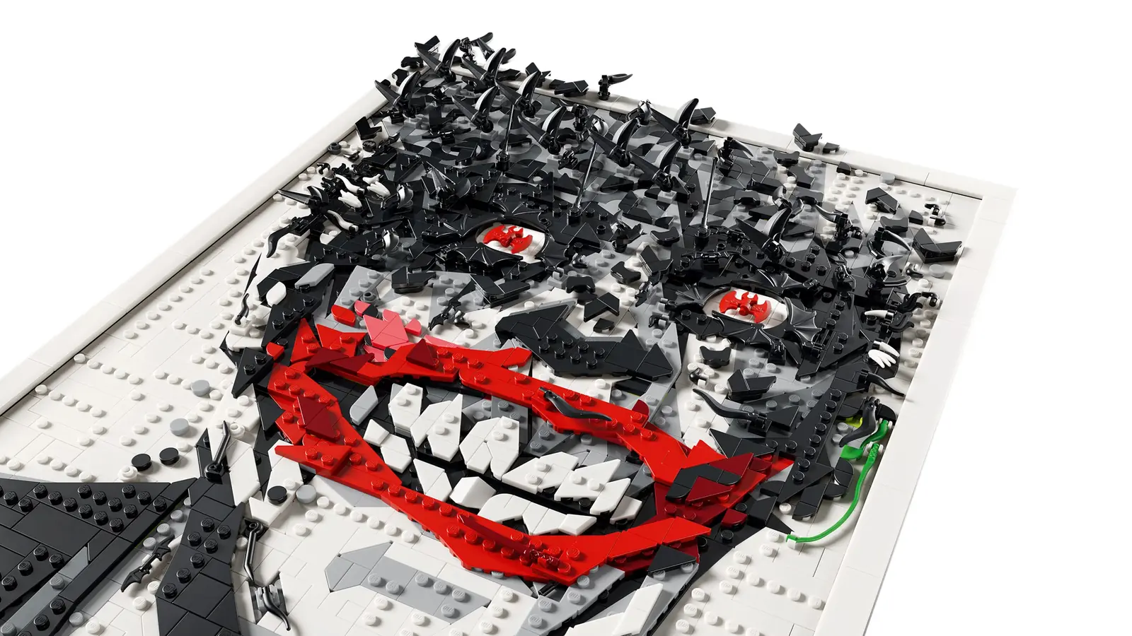 Detalle en relieve de la sonrisa y los murciélagos del arte mural LEGO 67012 del Joker