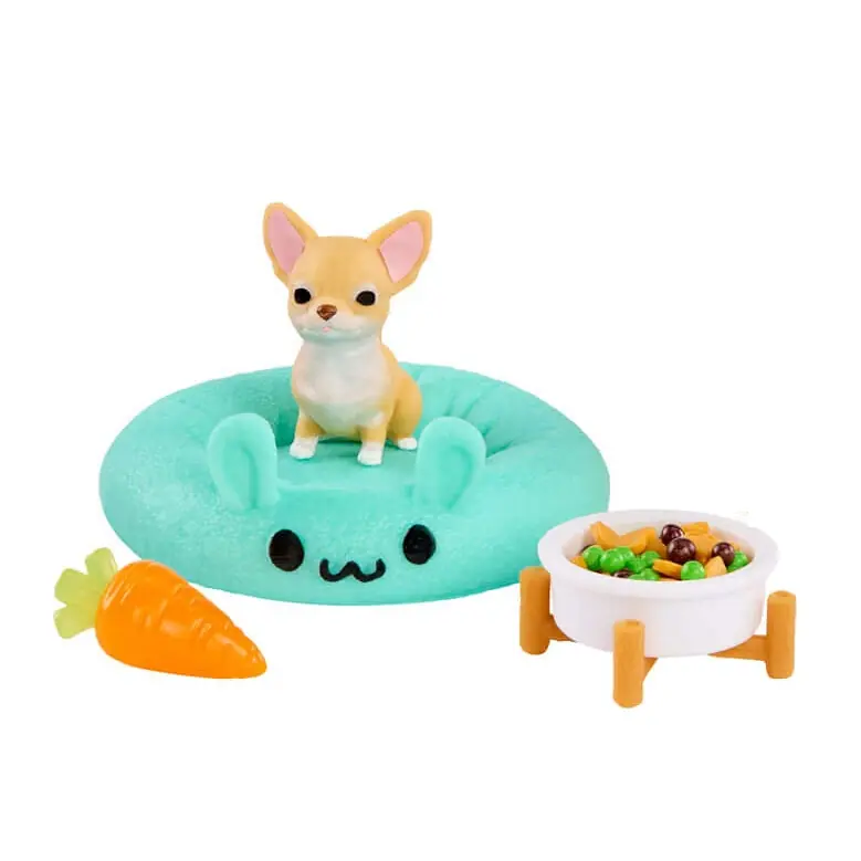 Chihuahua de Miniverse Animals Serie 3 en cama turquesa con zanahoria de juguete y cuenco
