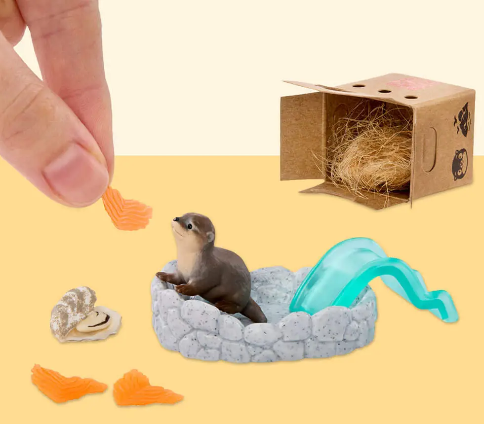 Nutria de Miniverse Animals Serie 3 en su recinto rocoso con tobogán, peces y caja nido