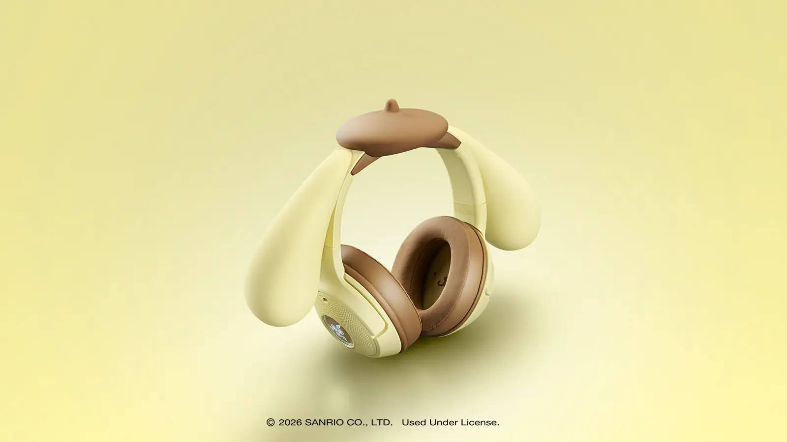 Auriculares Razer Kraken Kitty V2 BT Pompompurin Edition en amarillo crema con orejas largas de Pompompurin y boina marrón en la diadema