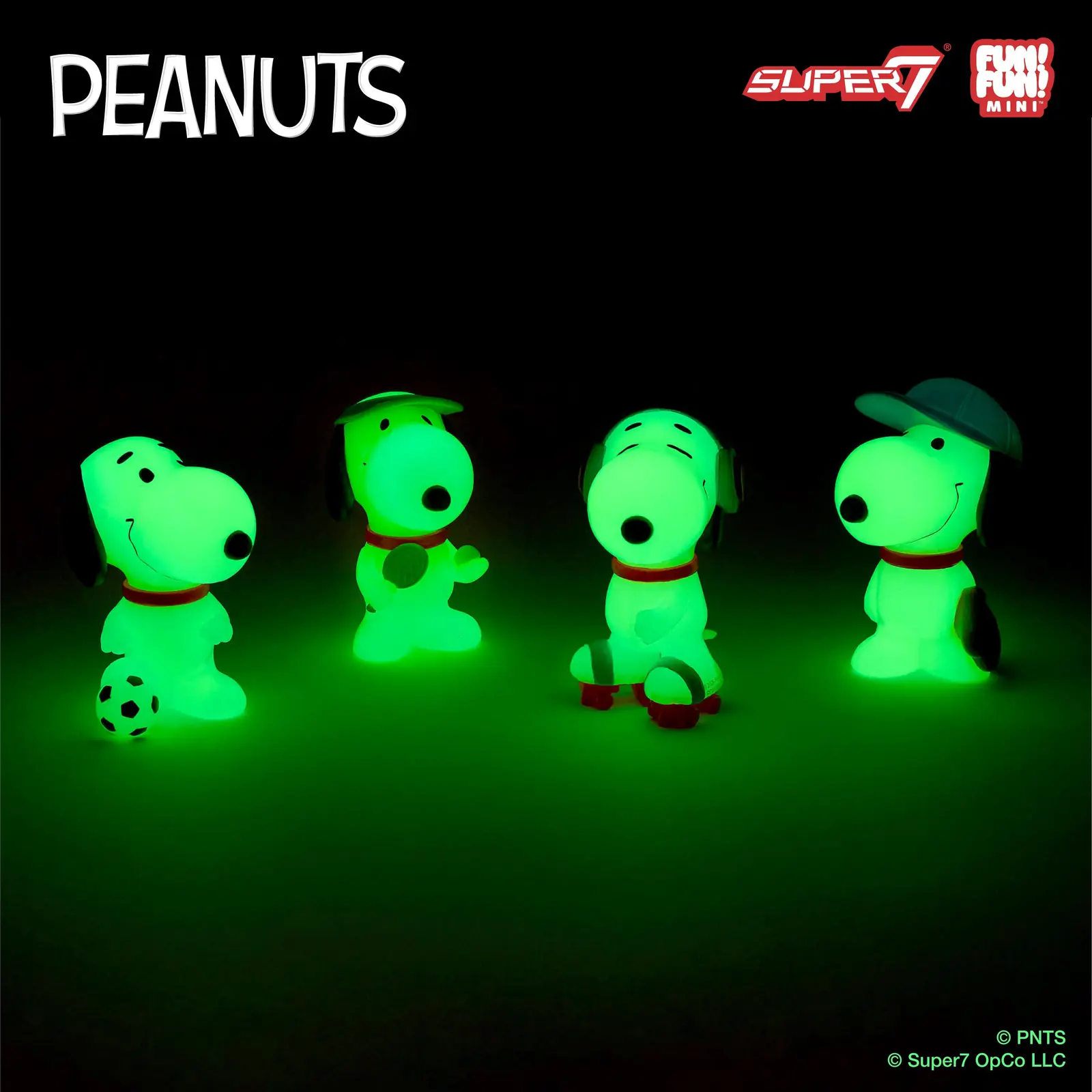 Cuatro Snoopy FUN FUN MINI que brillan en la oscuridad en verde