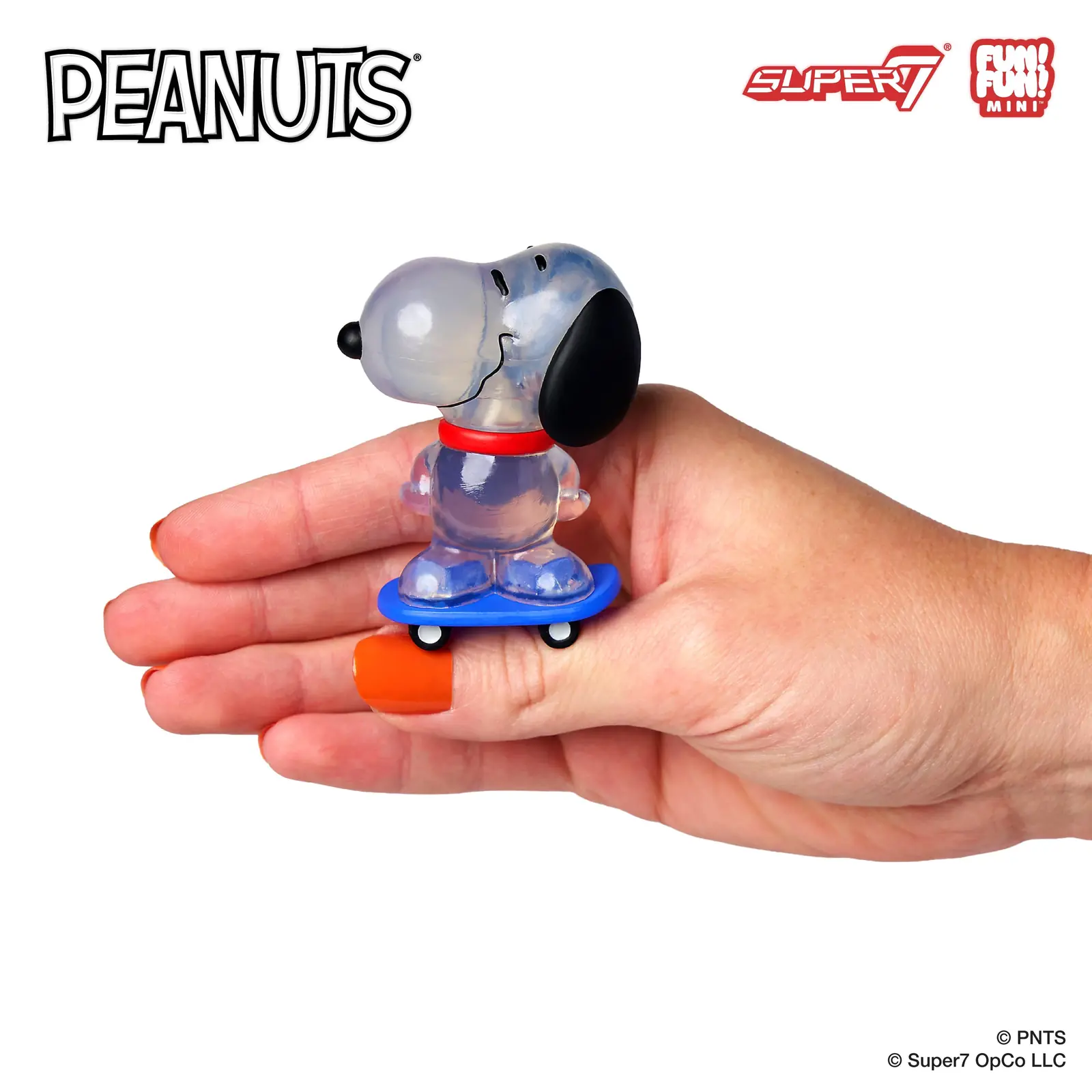 Snoopy transparente sobre monopatín azul en la palma de una mano, exclusiva de Walmart de FUN FUN MINI